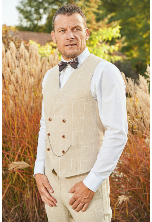 Gilet PIANOSA beige à grand carreaux blanc. Matière en mélange de lin, petit chaine accroché au boutons.