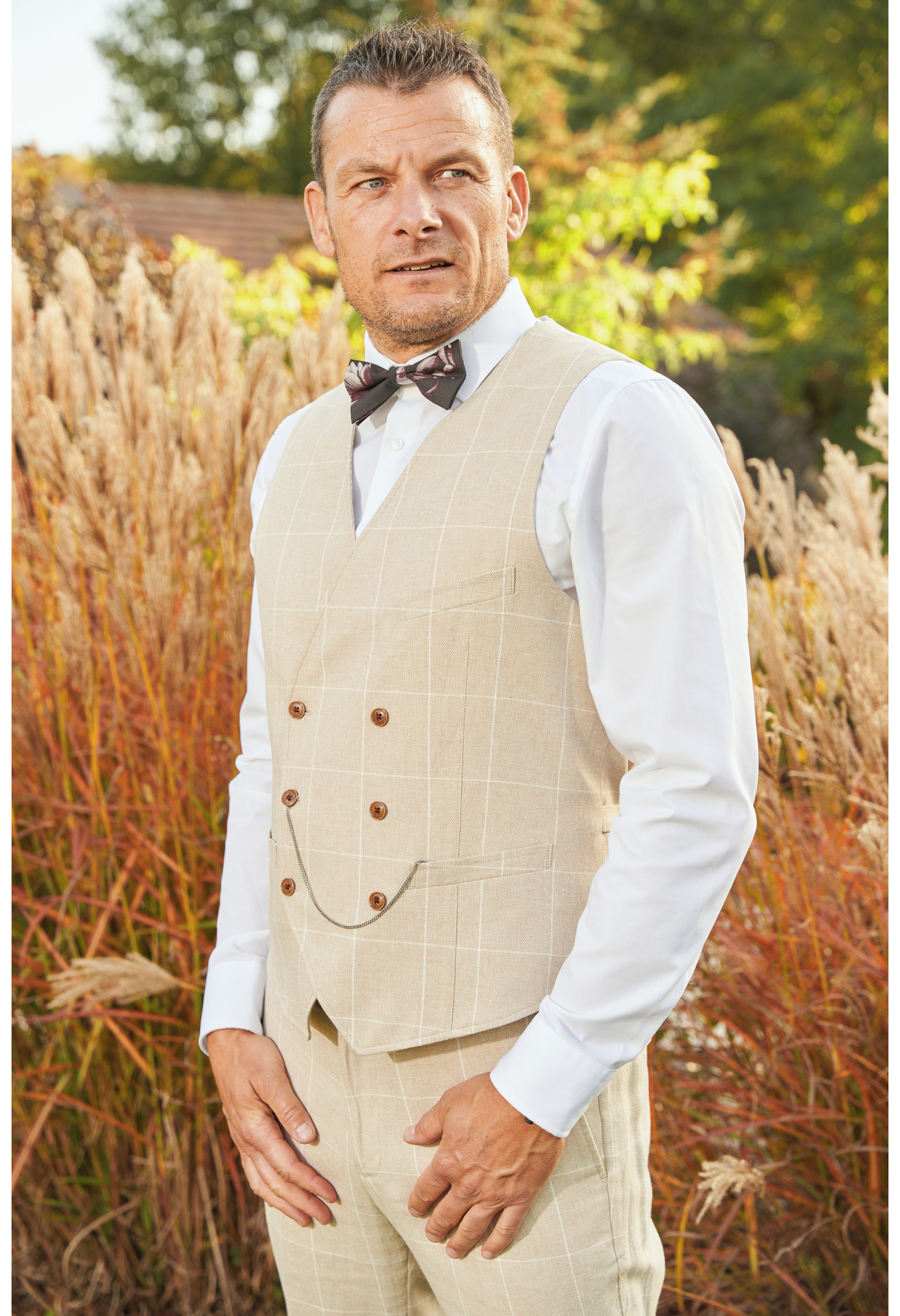 Gilet PIANOSA beige à grand carreaux blanc. Matière en mélange de lin, petit chaine accroché au boutons.