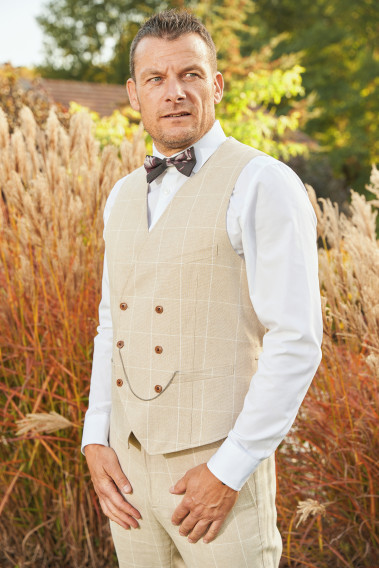 Gilet PIANOSA beige à grand carreaux blanc. Matière en mélange de lin, petit chaine accroché au boutons.