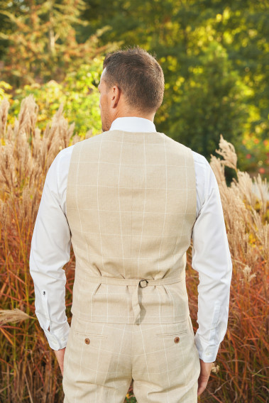 Gilet PIANOSA beige à grand carreaux blanc. Matière en mélange de lin, petit chaine accroché au boutons.