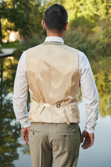 ZOOM sur le dos du gilet CHRIS tilleul avec possibilité de resserrage.