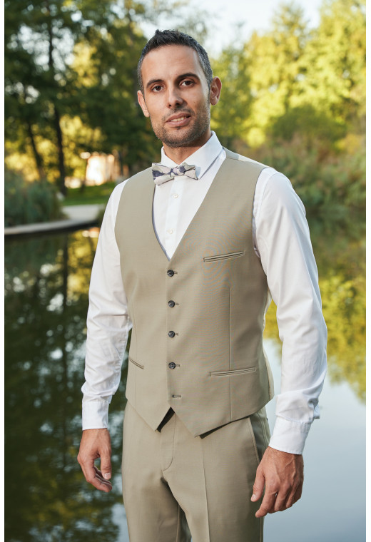 Gilet CHRIS tilleul avec chemise blanche et nœuds papillon.