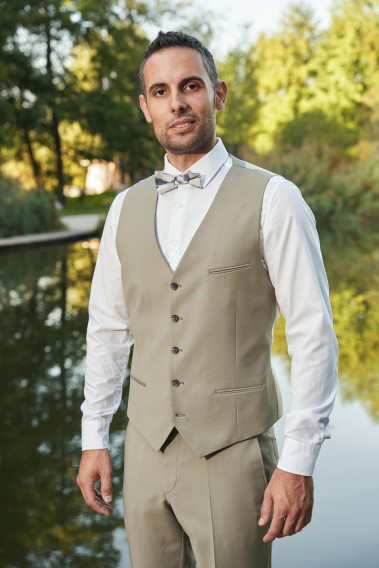 Gilet CHRIS tilleul avec chemise blanche et nœuds papillon.