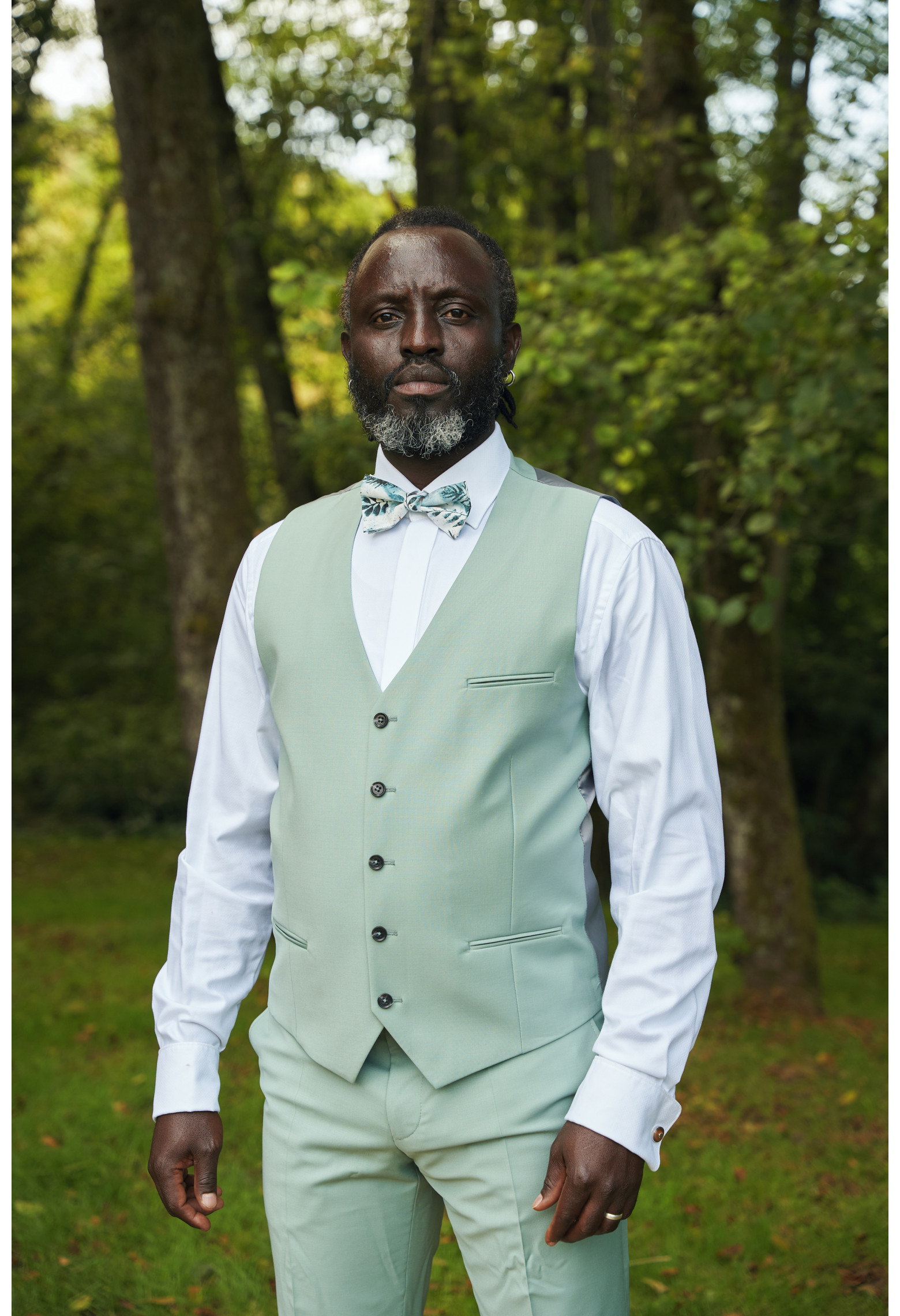 Homme portant le gilet CHRIS vert d'eau accompagné d'un nœuds papillon. Il comporte 5 boutons.