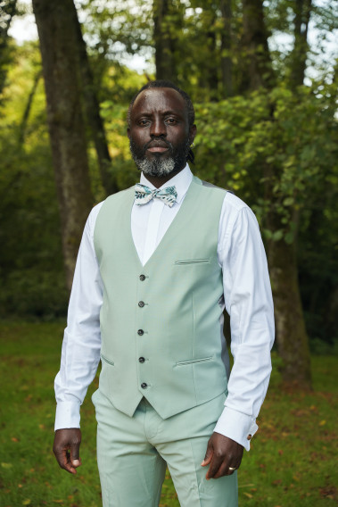 Homme portant le gilet CHRIS vert d'eau accompagné d'un nœuds papillon. Il comporte 5 boutons.