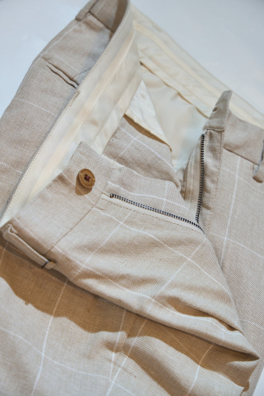 Zoom sur les détails de l’intérieur du pantalon LINCOLN beige à carreaux.