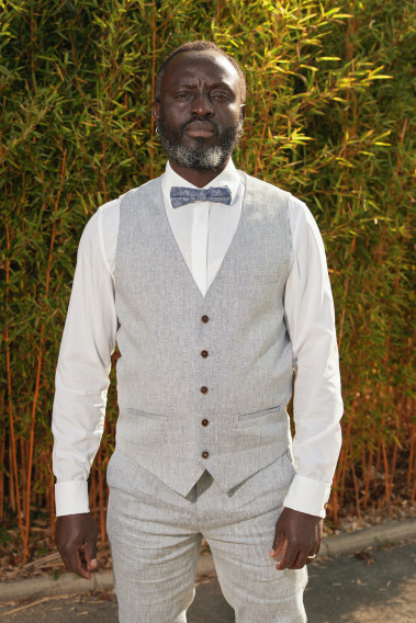 Zoom sur le gilet du costume GIORGIO couleur bleu clair. Il comporte 5 boutons.