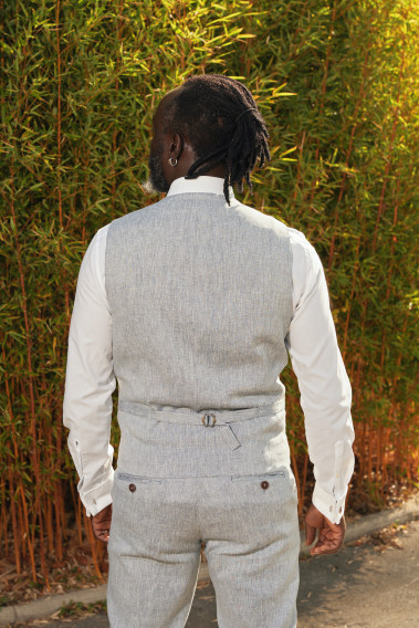 Zoom sur le dos du gilet du costume GIORGIO couleur bleu clair. Il est possible de resserrer.