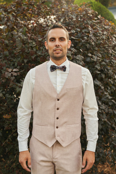 Zoom sur le gilet du costume GIORGIO rose pâle. Il comporte 5 boutons.