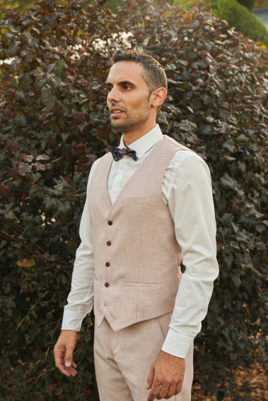 Zoom sur le gilet du costume GIORGIO rose pâle. Il comporte 5 boutons.