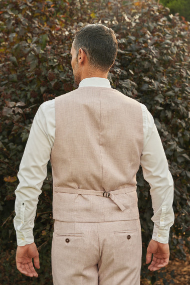 Zoom sur le dos du gilet du costume GIORGIO rose pâle. Il y a possibilité de le resserrer.