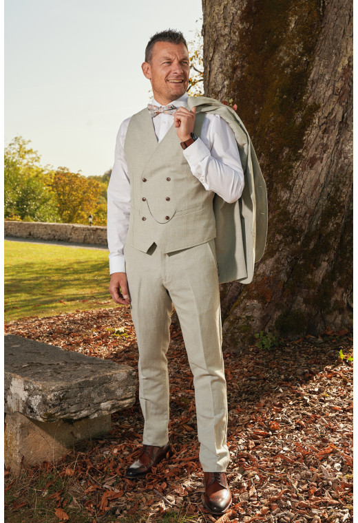 Homme portant le pantalon LINCOLN vert. Il comporte 3 poches avant et 2 poches arrière.