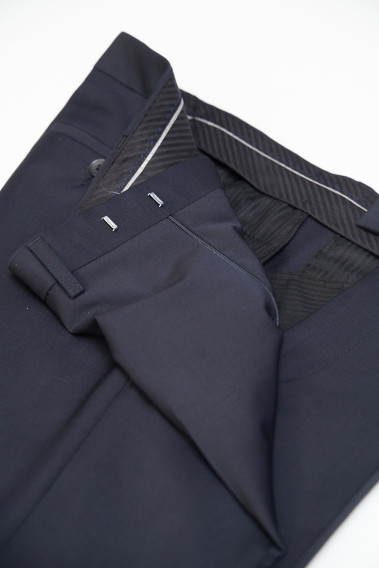 Zoom sur l'intérieur du pantalon TECHP marine.