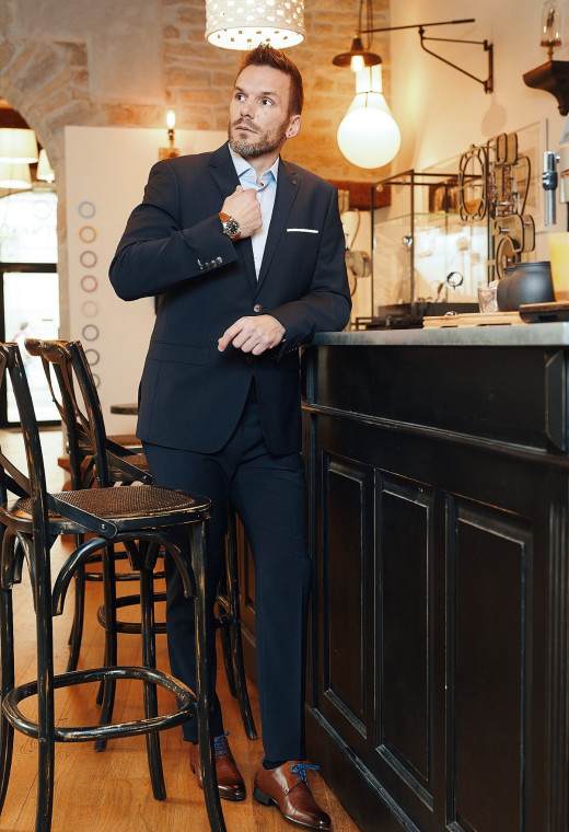 Homme portant le pantalon TECHP marine. Il comporte 2 poches avant et 2 poches arrière.