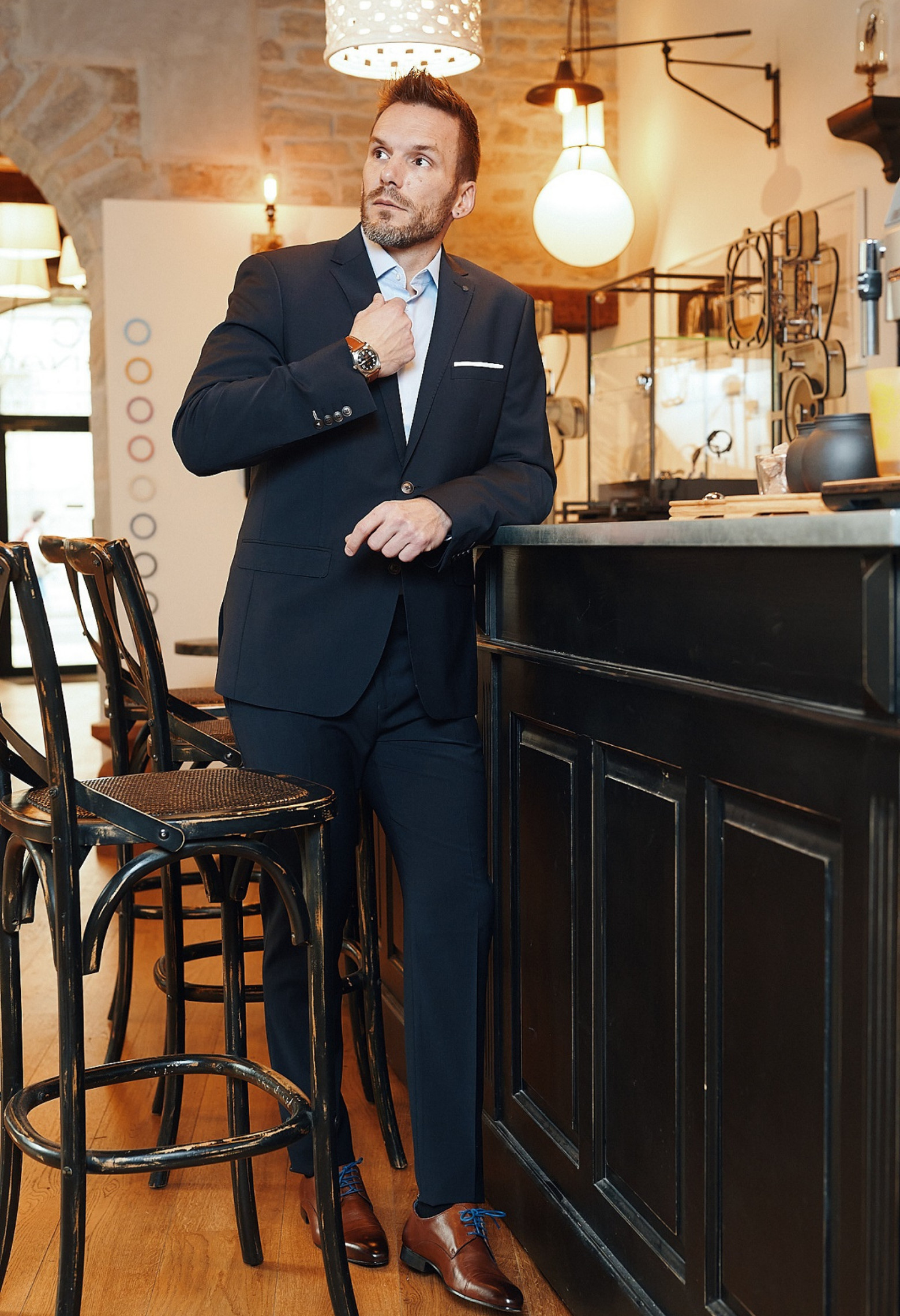 Homme portant le pantalon TECHP marine. Il comporte 2 poches avant et 2 poches arrière.