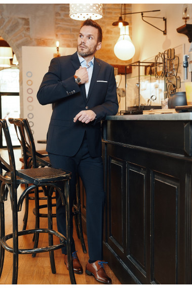 Homme portant le pantalon TECHP marine. Il comporte 2 poches avant et 2 poches arrière.