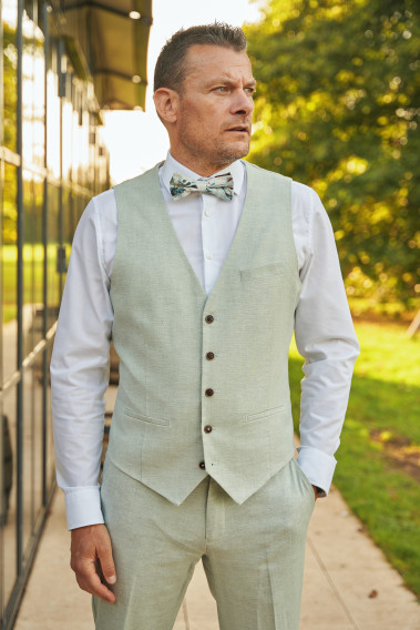 Zoom sur gilet du costume GIORGIO de couleur vert. Il comporte 5 boutons.