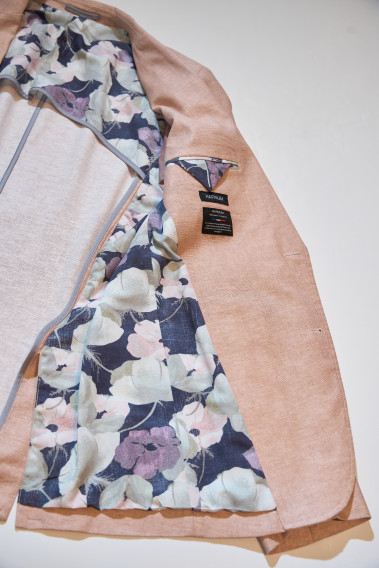 Zoom sur l'intérieur de la veste GIORGIOVW rose. Elle comporte 2 poches intérieures.