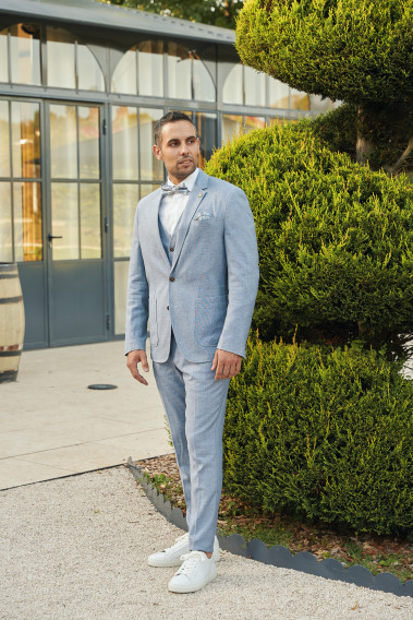 Homme portant le pantalon LINCOLNW bleu. Il comporte 3 poches avant et 2 poches arrière.