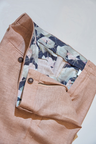 Zoom sur les détails de l’intérieur du pantalon LINCOLNW rose.