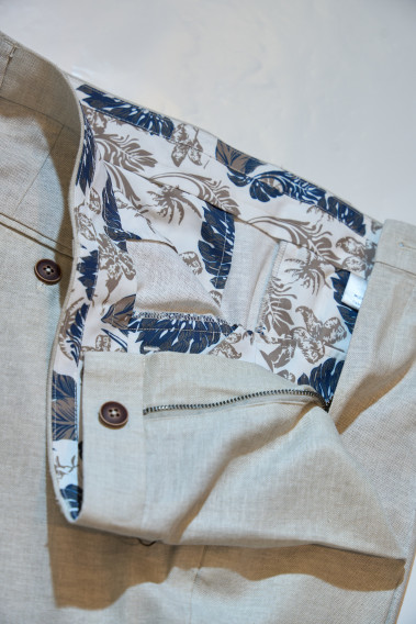 Zoom sur les détails de  l'intérieur du pantalon LINCOLNW beige.
