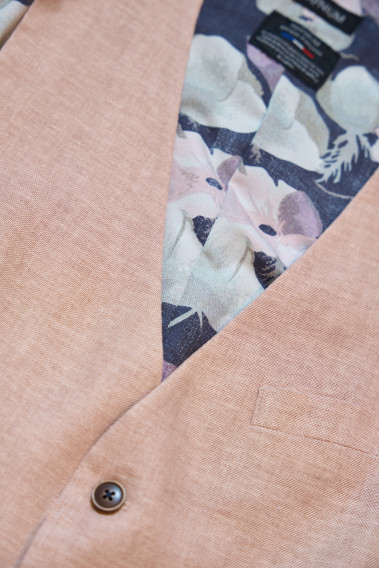 Zoom sur le gilet PIANOSA bleu à carreaux. Il comporte 6 boutons. L'intérieur comporte des motifs.