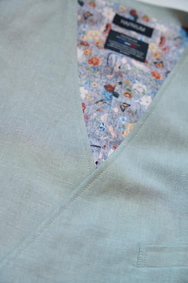 Zoom sur le gilet PIANOSA bleu à carreaux. Il comporte 6 boutons et une chaine. L'intérieur comporte des motifs.