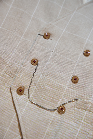 Gilet PIANOSA beige à grand carreaux blanc. Matière en mélange de lin, petit chaine accroché au boutons.