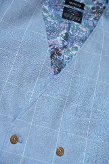 Zoom sur le gilet PIANOSA bleu à carreaux. Il comporte 6 boutons et une chaine. L'intérieur comporte des motifs.
