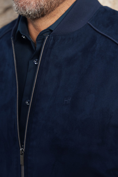 Zoom sur la fermeture éclair du blouson suédine AMARIO marine