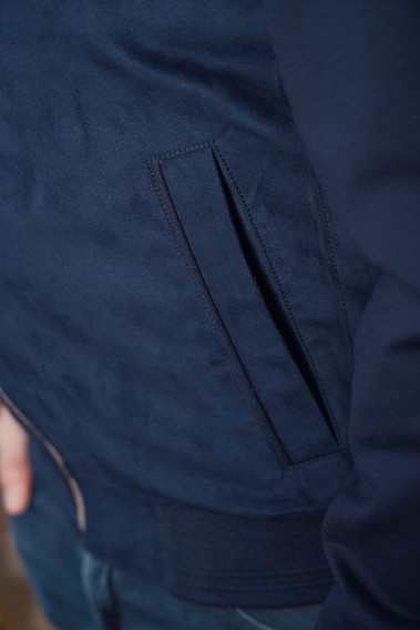 Zoom sur la poche du blouson suédine AMARIO marine.