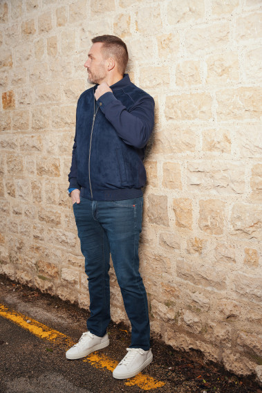 Homme portant le blouson suédine AMARIO marine. Il comporte 2 poches repose mains.