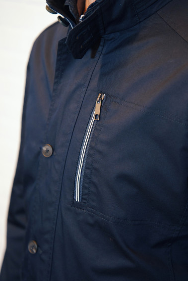 Zoom sur la poche de poitrine de la parka ANNA marine.