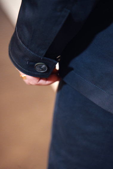 Zoom sur la manche de la  parka ANNA marine qui comporte un bas de manche ajustable.