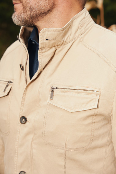 Zoom sur le col montant de la saharienne  BELLANI beige.