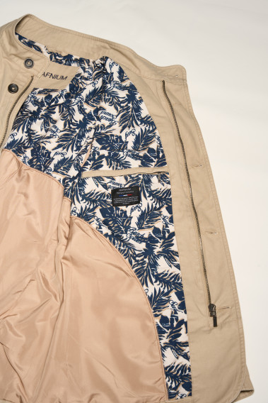 Zoom sur l'intérieur de la saharienne  BELLANI beige. Elle comporte deux poches intérieures.