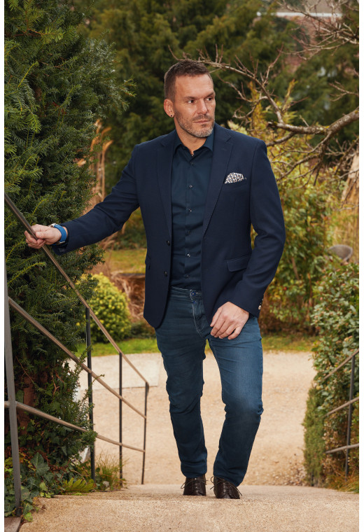 Homme portant la veste BEST marine. Elle comporte une poches poitrine et 2 poches à rabat.