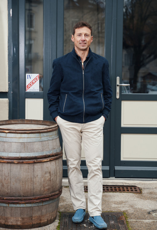 Homme portant le blouson suédine DAWKYN marine. Il comporte 2 poches verticales.