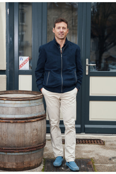 Homme portant le blouson suédine DAWKYN marine. Il comporte 2 poches verticales.