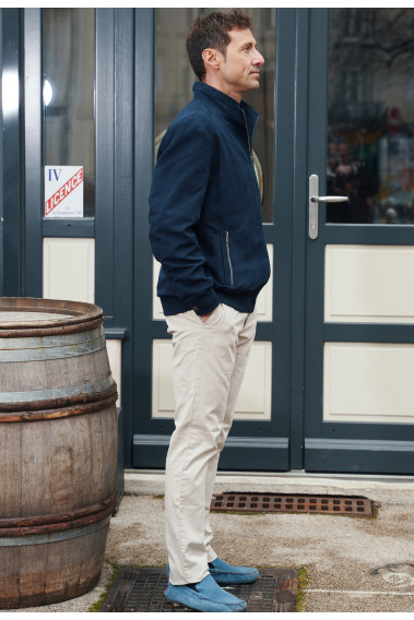 Homme de profil portant le blouson suédine DAWKYN marine. Il comporte 2 poches verticales.