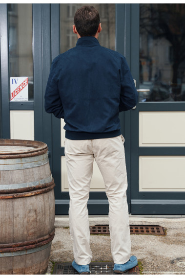 Homme de dos portant le blouson suédine DAWKYN marine.