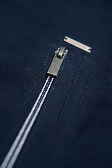 Zoom sur la poche du blouson suédine DAWKYN marine.