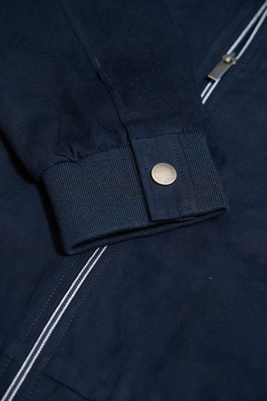 Zoom sur la manche du blouson suédine DAWKYN marine.