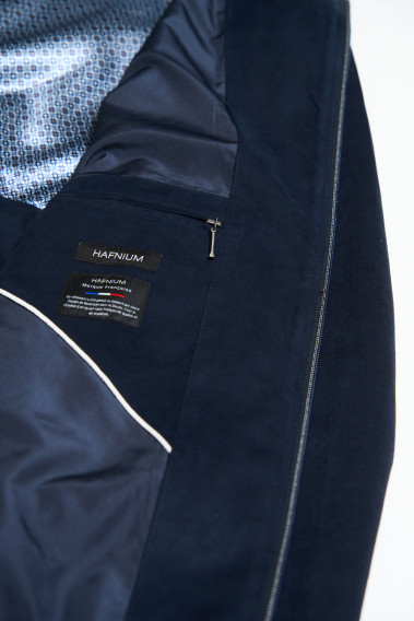 Zoom sur l'intérieur du blouson suédine DAWKYN marine. Il comporte 2 poches intérieures.