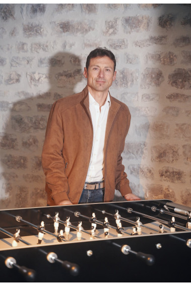 Homme portant le blouson suédine  DAWKYN camel. Il comporte 2 poches verticales.