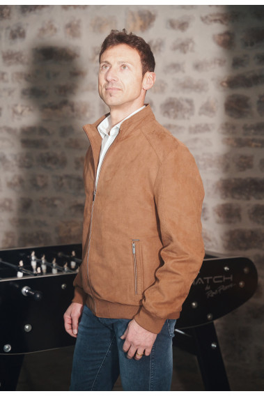 Homme portant le blouson suédine  DAWKYN camel. Il comporte 2 poches verticales.