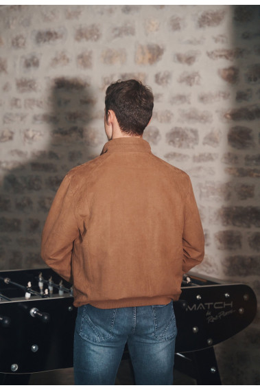Homme de dos portant le blouson suédine DAWKYN camel.