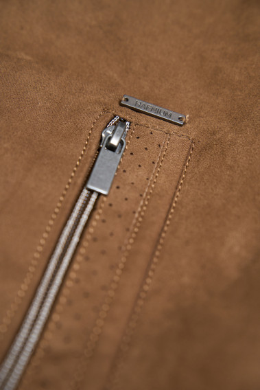 Zoom sur la poche du blouson suédine DAWKYN camel.
