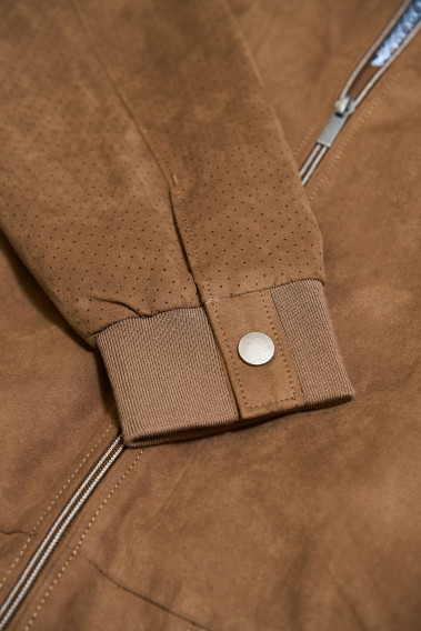 Zoom sur la manche du blouson suédine DAWKYN camel.