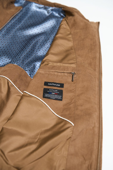 Zoom sur l'intérieur du blouson suédine DAWKYN camel. Il comporte 2 poches intérieures.